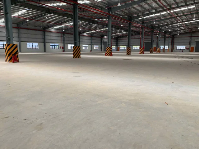 Cho thuê 5 nhà xưởng kế KCN , 1700m2, 2500m2,  đến 14.000m2 ( thuê hết toàn bộ hoặc thuê lẻ từng xưởng đều được, khuôn viên xưởng riêng biệt)