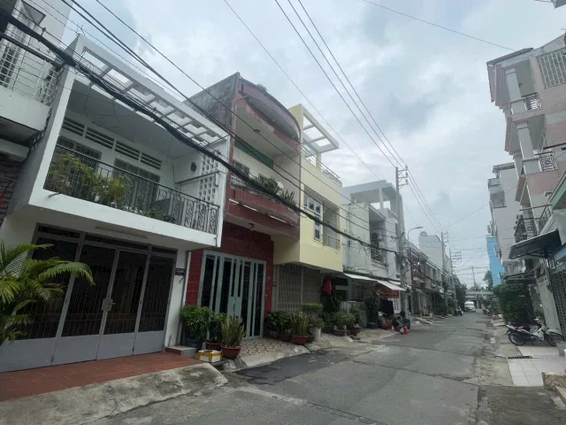 NHÀ ĐẸP NGÃ TƯ GA CÓ PHÒNG NGỦ TẦNG TRỆT CHO NGƯỜI LỚN TUỔI – NHÀ 4.2x21.5M VUÔNG ĐÉT HXH tránh nhau