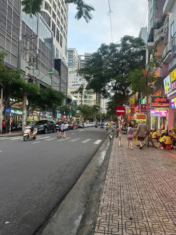 BÁN NHANH NHÀ 7 TẦNG KINH DOANH CĂN HỘ KHÉP KÍN – HẺM THÔNG HÙNG VƯƠNG, NGAY SAU CHỢ ĐÊM NHA TRANG