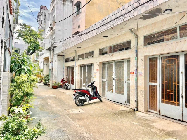 Bán đất tặng nhà cấp 4 hẻm 4m ngay trung tâm Q7; Him Lam; 65m2 xây cao tầng; cách HXH 25m