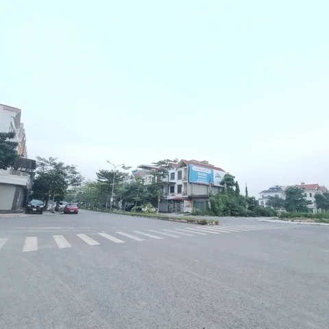 Bán nhà liền kề 3.5 tầng đã hoàn thiện KĐT đại hoàng long mặt đường lý anh tông. Diện tích 87.5m mặt tiền 5m hướng tây nam. Phường võ cường tỉnh bắc ninh