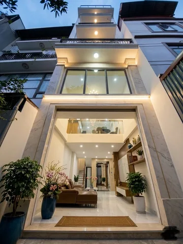 Nhà đẹp Long Biên 6T thang máy, ô tô đỗ cửa 35m² giá 8.35 tỷ