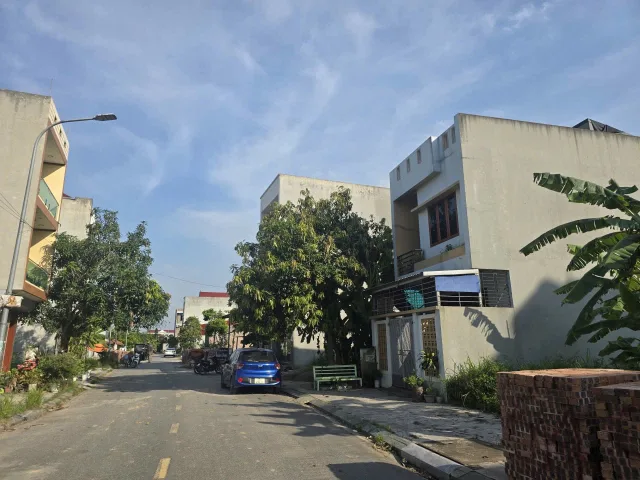 Bán đất giãn dân khu tư chi tân chi 2 lô liền nhau thông 2 đầu. Sau nhà là vườn hoa. Diện tích 188.6m mặt tiền 11.6m hướng tây nam. Xã tân chi tỉnh bắc ninh