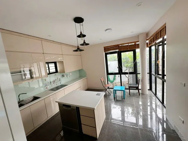 Bán căn góc 137,5m2 nhà 3 tầng lô góc ngõ 999 Bát Khối. Nhà kiến trúc sư siêu đẹp, siêu chắc chắn