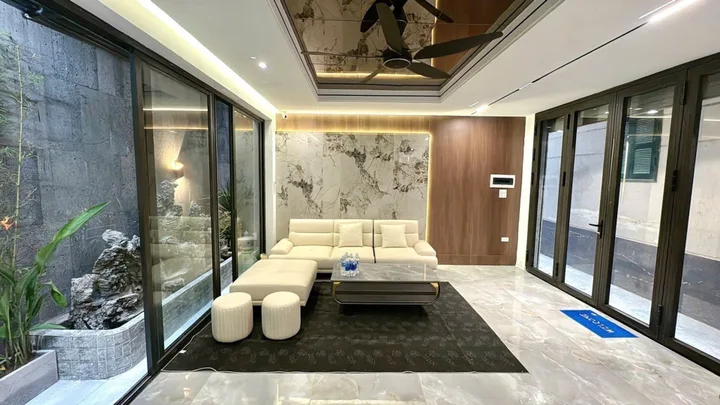 Bán nhà Hoàng Văn Thái – Giá 12.95 tỷ – DT 55m² x 6 tầng – MT 8.4m – Thang máy, 2 mặt thoáng, Không quy hoạch