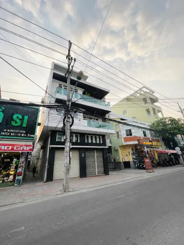Bán NHÀ GÓC 3 MẶT THOÁNG
        MẶT TIỀN ĐƯỜNG Lê Hồng Phong
        Kết cấu 4 tầng
* Diện tích: 78,3 m² . Mặt tiền 8.1 m
* Thiết kế: 2 phòng khách, 1 bếp, 3 phòng ngủ, 3 WC , gara ô tô riêng biệt