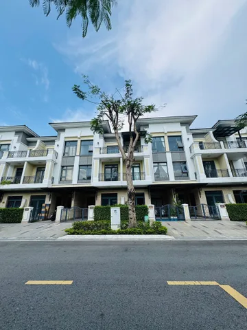 BÁN NHÀ PHỐ COMPOUND KHANG ĐIỀN - VEROSA PARK - 102M2 3 TẦNG ĐỐI DIỆN CÔNG VIÊN - GIÁ 18.5 Tỷ