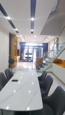 Nhà 3 tầng rất Vip. DT: 100m²,  giá 8.2 tỷ, Đường 7.5m, vỉa hè 4m. Hướng Đông Nam Cực đẹp.