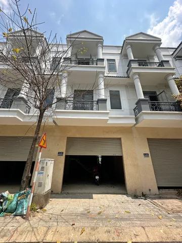 Bán Nhà sổ hoàn công 1 trệt 2 lầu ngay kcn nam tân uyên