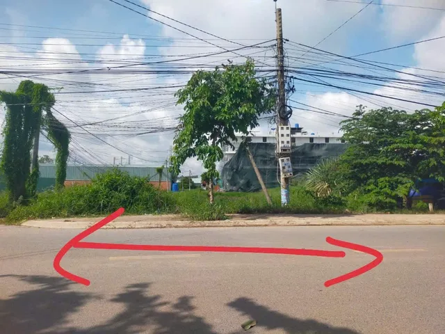 Bán Đất góc 2 mt Nhựa Gò Hưu Mỹ Hạnh Nam 
- DT: 13x50
Giá 12ty
. Lô góc dễ kinh doanh mua bán .  
Đoan cuối giáp Kênh Tây