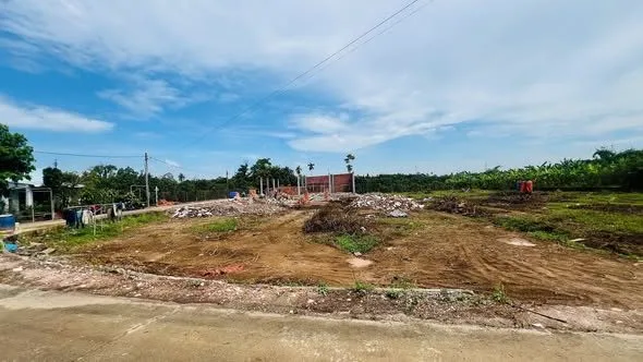 Gia đình em đang gặp khó khăn, không còn người thân nương tựa nên đành bán gấp lô đất với nhà ở.
📍 Diện tích: 180m²
💰 Giá bán: 400 triệu  
{{quan tâm liên hệ em nha sđt:0325231501}}