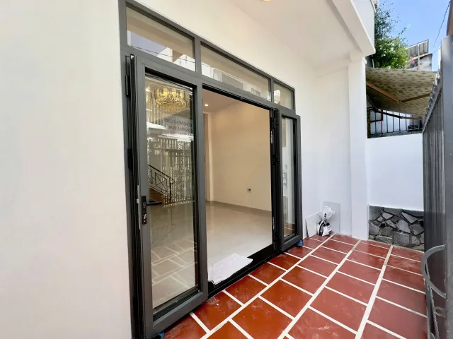BÁN NHÀ 2TẦNG HẼM ĐƯỜNG HƯƠNG LỘ NGỌC HIỆP - PHƯỜNG TÂY NHA TRANG - CÁCH CẦU
HỘ CHỈ 300m
- Diện tích: 63,4m2. Ngang5m. DTXD: 106,4m2
- Hướng: Bắc lệch Đông
- Kết cấu: 1 trệt 1 lầu gồm: phòng khách, bếp, 2phòng ngủ, 2toilet