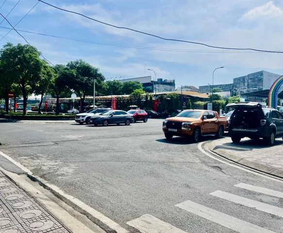 BÁN NHÀ MẶT TIỀN ĐƯỜNG SÁCH ( HỒ THỊ TƯ ), QUẬN 9 - 200M2 - SÁT VINCOM LÊ VĂN VIỆT - NGANG 5.8M - XÂY CAO TẦNG - GIÁ 32 TỶ