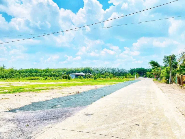 Chủ gửi bán vị trí đất nằm mặt tiền đường nhựa liên huyện. Dân cư đông, gần chợ,...