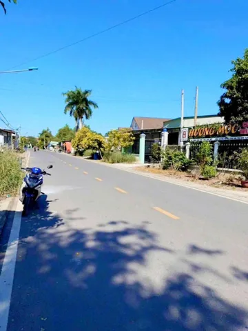 Chủ gửi bán lô đất vị trí mặt tiền kinh doanh, dân cư đông đúc, xung quanh tiện ích đầy đủ.