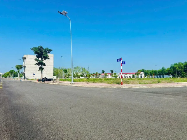 Cần bán 1 lô đất giá sỉ mặt tiền đường nhựa liên huyện, dân cư đông đúc, gần công ty 200, có thể kinh doanh được ngay.
