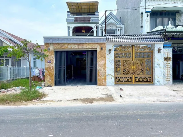 Bán nhà mặt tiền nhựa buôn bán được nhà 2 lầu full nội thất