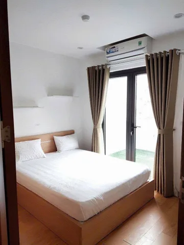 Cho thuê căn hộ dịch vụ 1 phòng ngủ có ban công rộng gần hồ tây