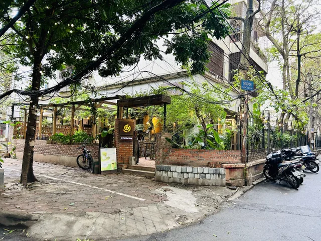 Cho thuê biệt thự Ngoại Giao Đoàn Nguyễn Xuân Khoát 340m2 x 3 tầng, mặt tiền 20m, có sân