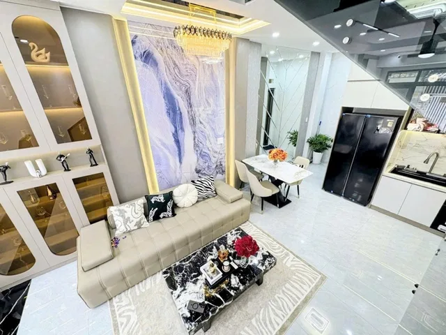 NHÀ MẶT TIỀN HẺM THÔNG XE HƠI TRÁNH - KINH DOANH TỐT -  CÓ GARA TRONG NHÀ.