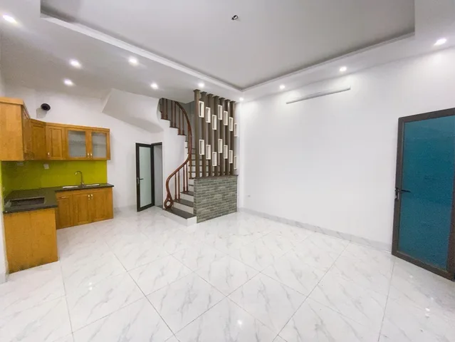 Bán nhà phố Cự Lộc 
39m 5t giá  hơn 7 tỷ 
Sổ đỏ chính chủ , pháp lý chuẩn 
 Hàng xóm Royal City, gần nhiều trường học các cấp ,đại học , các cơ quan hành chính ,tiện ích tuyệt vời 

Ace có nhu cầu lh; 0377224604