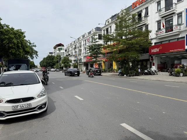 Bán Shophouse Sông Hồng Mặt Đường Thành Trung Gia Lâm - 90m2 Mặt Tiền 6m Đường 30m