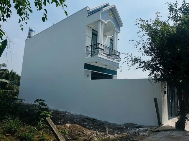 Chính Chủ cần bán nhà mới xây sẵn 1lầu 1 trệt mặt  tiền đường 5 mét ,thuộc Phường Mỹ Tho 3PN 2 WC giá 2tỷ550 còn thương lượng bên Em bao trọn phí thuế.