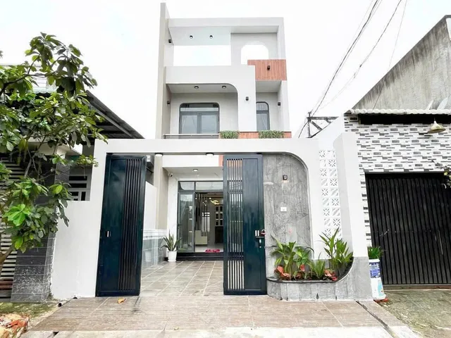 NHÀ LẦU MỚI HOÀN THIỆN NGAY ỦY BAN TÂN TRIỀU