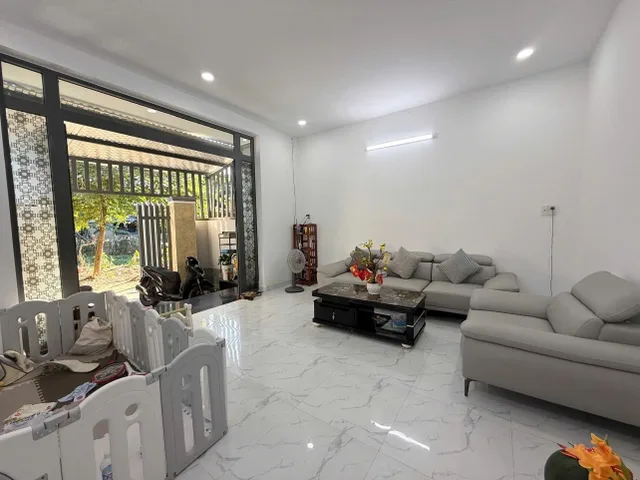 Nhà 2 tầng hẻm ô tô Lương Định Của Ngọc Hiệp Nha Trang chỉ với 3,5 tỷ 
- Diện tích: 80m2 (ngang 5m nở hậu 6m)
- Nhà 2 tầng: 2 Phòng ngủ, 1wc, phòng khách rộng, bếp, phòng thờ, sân rộng, ban công. ô tô đậu trước nhà
