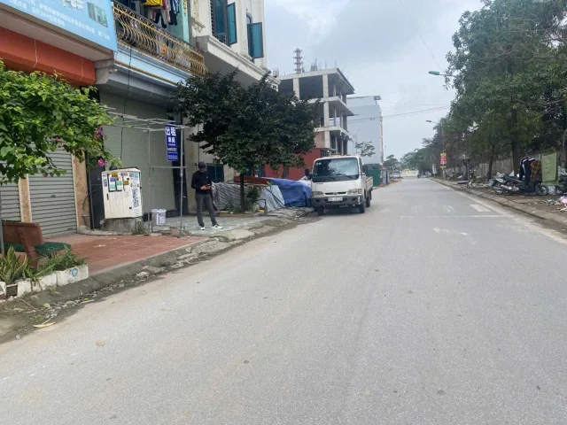 Bán đất lãm làng dãy CL4 nhìn KCN sau nhà là vườn hoa công viên. Diện tích 72m mặt tiền 4.5m hướng đông bắc. Phường nam sơn tỉnh bắc ninh