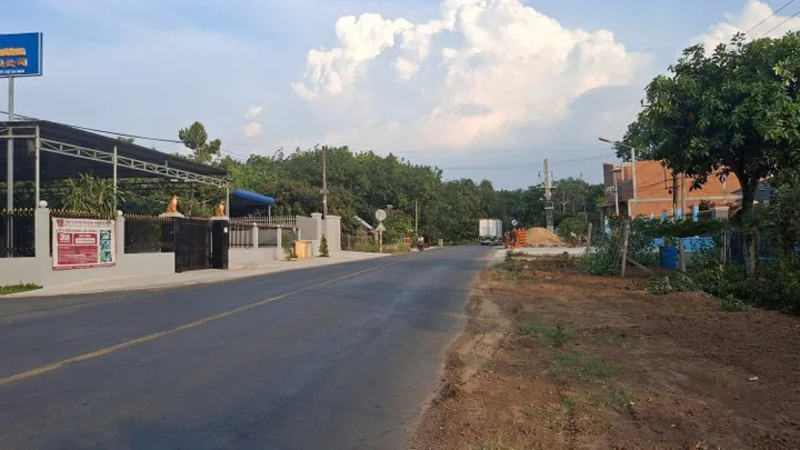 Chủ gửi bán lô đất mặt tiền đường nhựa 200m2 thổ cư sẵn 100m2 ngang 5m ở TPHCM mới