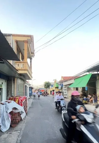 🏠 BÁN NHÀ MẶT CHỢ , KIỀN BÁI,109,3M2 - FULL NỘI THẤT .L/h:076.231.9990 em Thúy
✅ Vị trí đắc địa, kinh doanh sầm uất, tiện ích đầy đủ  
✅ Nhà mới, thiết kế hiện đại, nội thất chuẩn xịn  
✅ Diện tích rộng 109,3m2  
✅ Thu nhập ổn định với hợp đồng thuê 7