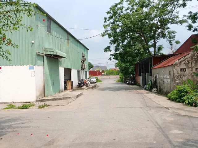Chính chủ gửi bán lô đất “hoa hậu” tại Đông Sơn
L/h:076.231.9990 em Thuý
 • Vị trí siêu đẹp: cách Quốc lộ 10 chỉ 20m
 • Đường rộng 2 ô tô tránh nhau, thẳng, không cua quành
 • Diện tích 58m² (tặng thêm ~20m lưu không trước mặt sử dụng thoải mái)
 • L