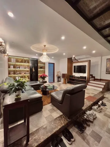 TÌM ĐÂU RA NHÀ LÒ ĐÚC ĐẸP VẬY: 51M2, 5 TẦNG, NGÕ RỘNG, VÀI BƯỚC RA PHỐ