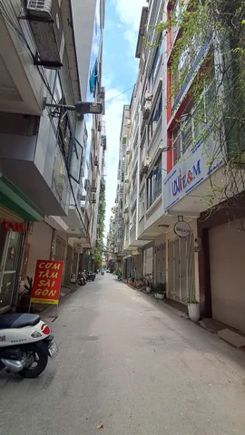 Đất TRẦN QUỐC HOÀN, CG. Phân lô, oto tránh, kinh doanh. Mặt ngõ, gần phố. Thoáng trước sau.