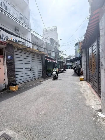 NHÀ PHỐ - 3 LẦU ,BỀ NGANG BỀ THẾ 5M - HIẾM,NGAY SÂN BAY
