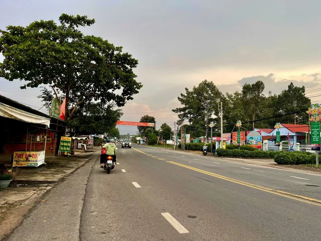 Chủ gửi bán 1 cặp liền kề, diện tích rộng, dân cư đông đúc, mặt tiền đường liên huyện. Kinh doanh được ngay