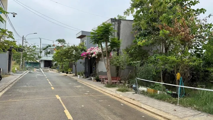 Chủ thiếu tiền do mùa WC ,bán nhanh còn 2.4tỷ . Mặt tiền hẽm Lê Văn Việt , full 51m2 thổ cư.