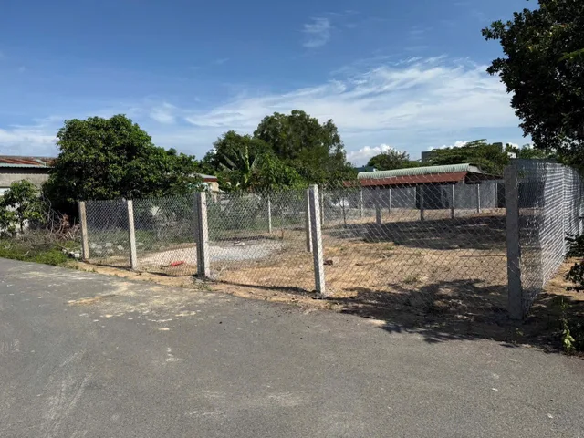 Đường nhựa xã Tân Hưng ( Phường Long Hương, TP HCM )
Diện tích : 5x23=115m2 có 60m2 thổ cư
Khu dân cư đông đúc, view núi, cây xanh bóng mát