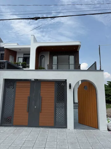 LÊN CĂN NHÀ PHƯỜNG LONG ĐIỀN, TPHCM 
Diện tích : 6x28=169m2 có 80m2 thổ cư
Diện tích xây dựng : 240m2 , gồm 4 phòng ngủ, 3 tollet, có sân trước, sân sau