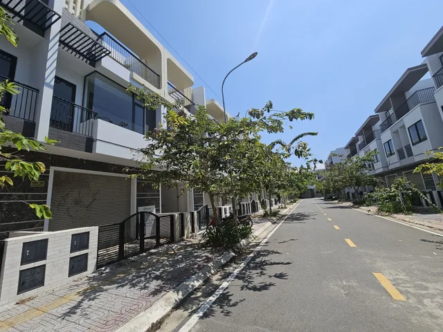 🔥 "BIỆT THỰ PHỐ MẶT TIỀN KHỦNG 8M" KĐT THE LIGHT CITY P12 – VIEW TRỰC DIỆN HỒ CÁ & SÂN TENNIS – NHÀ 3 TẦNG 3PN HOÀN THIỆN – GIÁ 5.85 TỶ 🔥