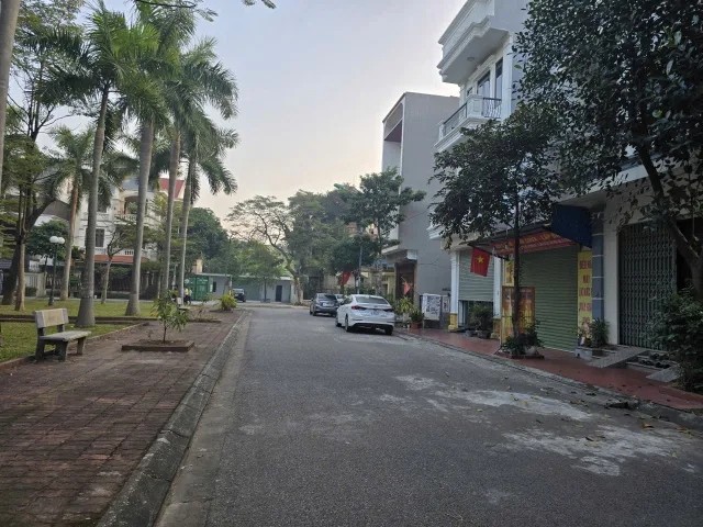 Bán đất nhìn giữa vườn hoa mặt đường lê trọng tấn khu y na. Diện tích 93m mặt tiền 4.5m hướng tây bắc. Phường kinh bắc tỉnh bắc ninh