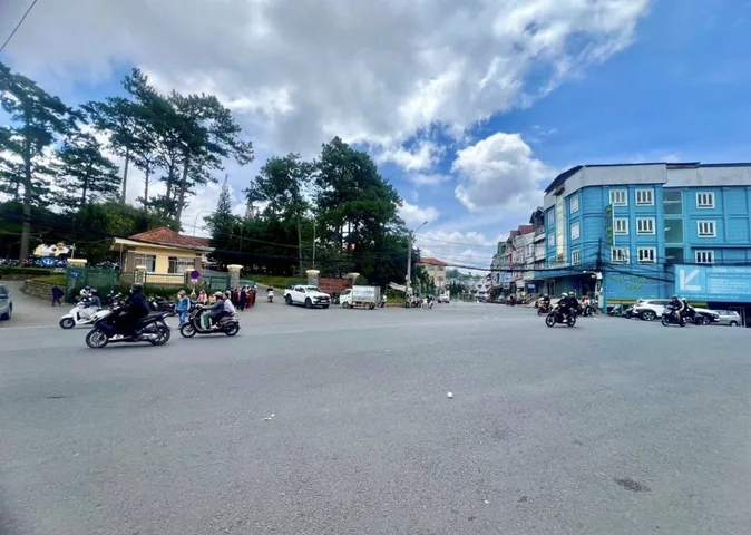 Nền mặt tiền Phạm Ngọc Thạch vị trí cực kì trung tâm ngay công an Tỉnh, bệnh viện tỉnh Lâm Đồng