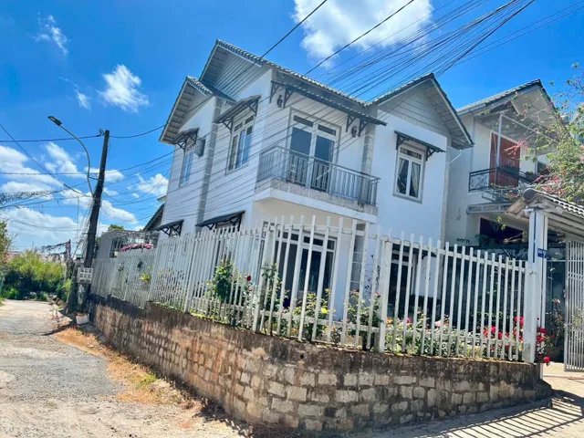 Villa ngay ngã 5 đại học đáng để đầu tư. 2 mặt tiền thoáng , giá đã và đang hấp dẫn mua vào là có lời