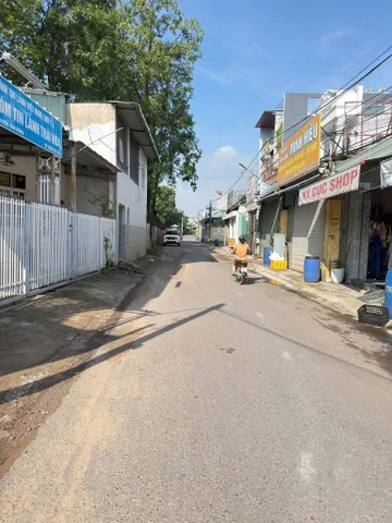 2 nền Đất sổ riêng mặt tiền đường nhựa ngay dốc cây xăng hạnh nguyên thái hoà.dt 5*17 tc 62m2.đường nhựa 7m thông buôn bán