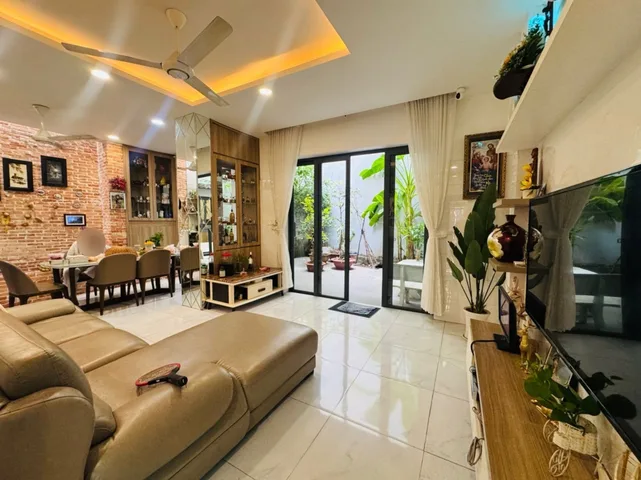 Bán nhà riêng tại Nguyễn Thái Bình, 40 tỷ, 240m2, 8PN, 8WC, pháp lý đầy đủ.