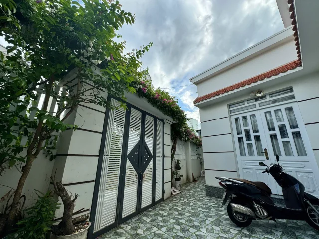 🏡NHÀ 2 TẦNG  – 𝐏𝐇𝐔̛𝐎̛̀𝐍𝐆 𝐓𝐀̂𝐘, 𝐍𝐇𝐀 𝐓𝐑𝐀𝐍𝐆 🌸 VĨNH THẠNH..!!!
-Diện tích :110,4 m
✨ Nhà 2 tầng,  DTXD:220m² ngang 10m.hướng nam mát mẻ.Sổ vuông đẹp.