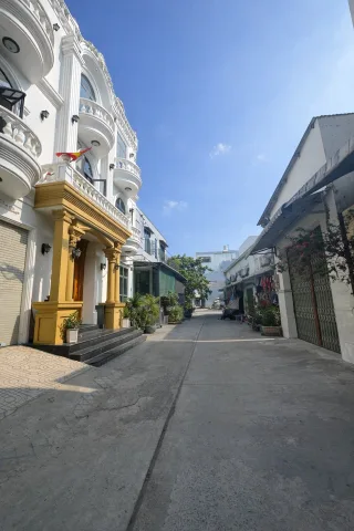 BIỆT  PHỦ  PHÁP  CỔ NGUY NGA NGAY CHỢ BÀ HOM SẦM UẤT NHÀ 4 TẦNG NGANG 10 CHỈ HƠN  6 TỶ.