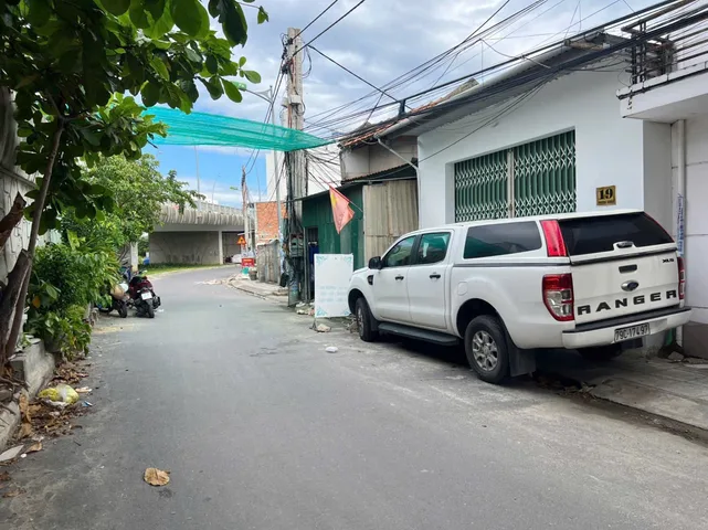 Lô đất nằm ngay mặt tiền đường nhánh Phong Châu đi ra đường bờ kè sông Quán Trường; Thuộc phường Nam Nha Trang (Vĩnh Thái cũ). Cửa ngõ vào KĐT Hành chính tỉnh trong tương lai