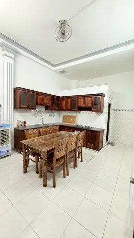 + Xung quanh nhà đầy đủ tiện ích không thiếu thứ gì. Cách 500m ra Bệnh viện Thống Nhất, 10p di chuyển ra tới sân bay Tân Sơn Nhất